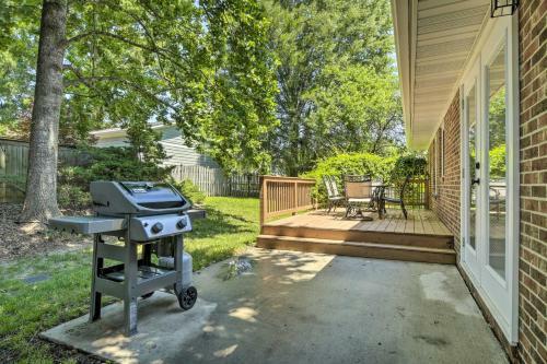 Charming Apex Home With Back Deck And Grill!