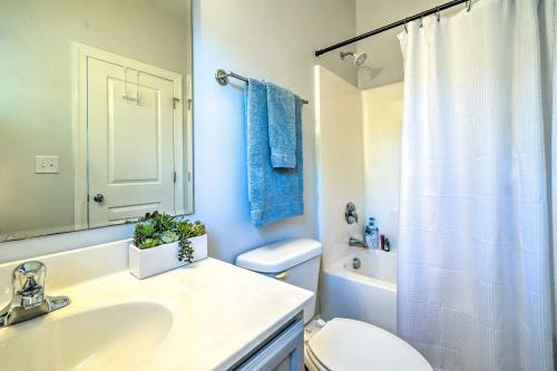 Vibrant Pet-friendly Townhome With Shared Pool!