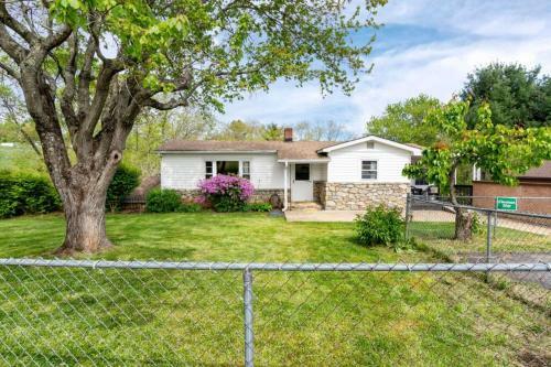 Chestnut Hill Retreat-spacious-3 Miles To Downtown