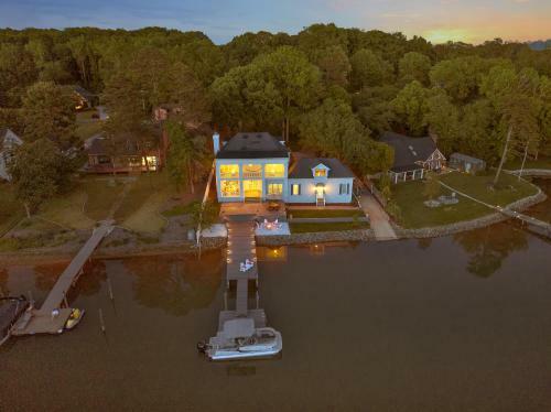 Villa New! Luxury Lakefront Living W/ Dock, Pub, Game Rm