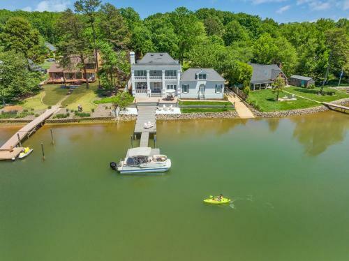 Villa New! Luxury Lakefront Living W/ Dock, Pub, Game Rm