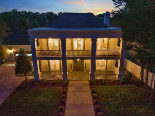 Villa New! Luxury Lakefront Living W/ Dock, Pub, Game Rm