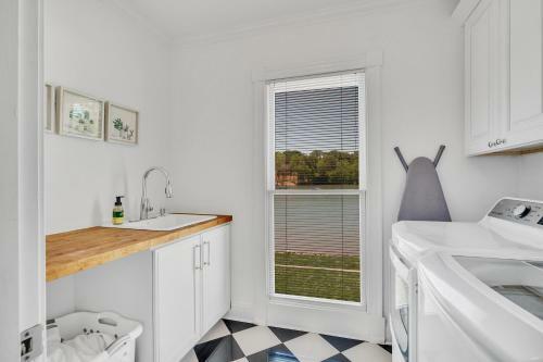 Villa New! Luxury Lakefront Living W/ Dock, Pub, Game Rm
