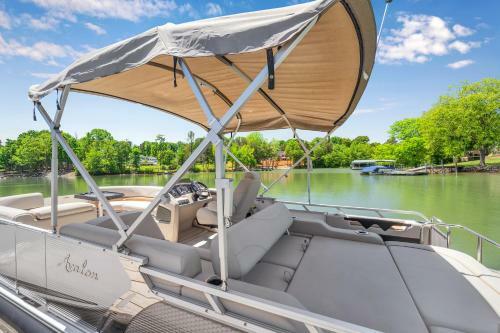 Villa New! Luxury Lakefront Living W/ Dock, Pub, Game Rm