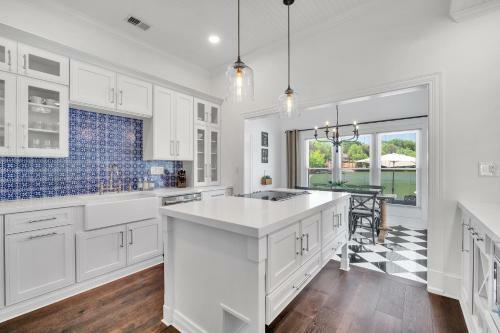Villa New! Luxury Lakefront Living W/ Dock, Pub, Game Rm