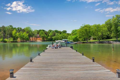 Villa New! Luxury Lakefront Living W/ Dock, Pub, Game Rm
