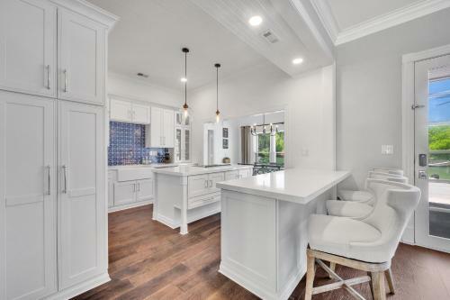 Villa New! Luxury Lakefront Living W/ Dock, Pub, Game Rm