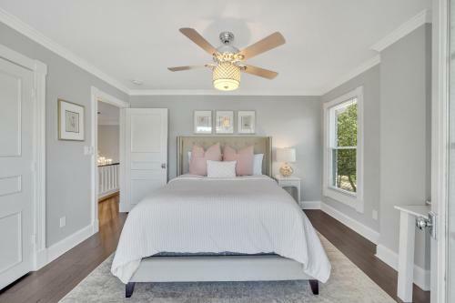 Villa New! Luxury Lakefront Living W/ Dock, Pub, Game Rm