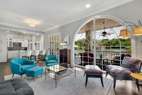 Villa New! Luxury Lakefront Living W/ Dock, Pub, Game Rm