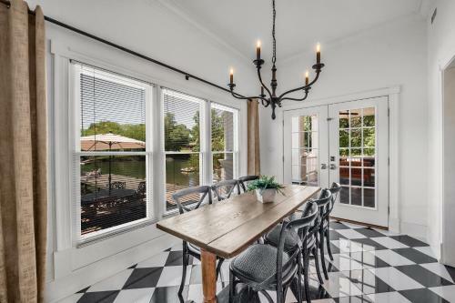 Villa New! Luxury Lakefront Living W/ Dock, Pub, Game Rm