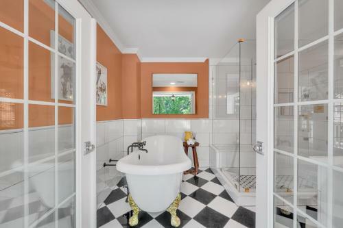 Villa New! Luxury Lakefront Living W/ Dock, Pub, Game Rm