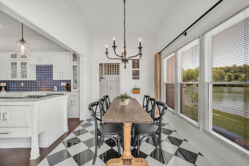 Villa New! Luxury Lakefront Living W/ Dock, Pub, Game Rm