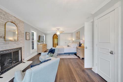 Villa New! Luxury Lakefront Living W/ Dock, Pub, Game Rm