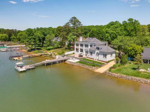 Villa New! Luxury Lakefront Living W/ Dock, Pub, Game Rm