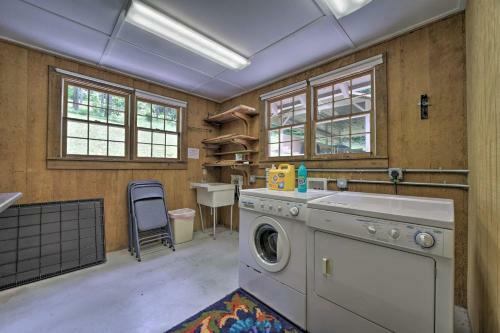 Enchanting Bryson City Cottage With Mtn Views!
