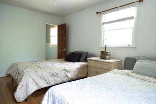 Charming 1960s Home Short Walk To Uptown Lightrail-unit 1