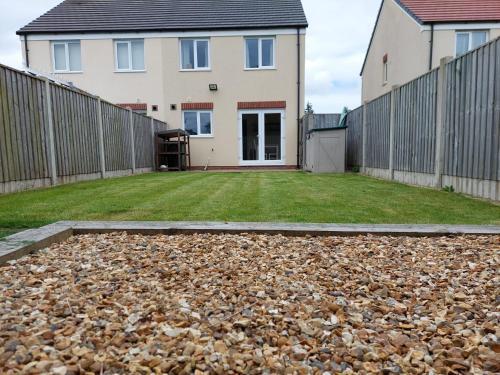 Modern 2 Bedroom Home, Free Parking.