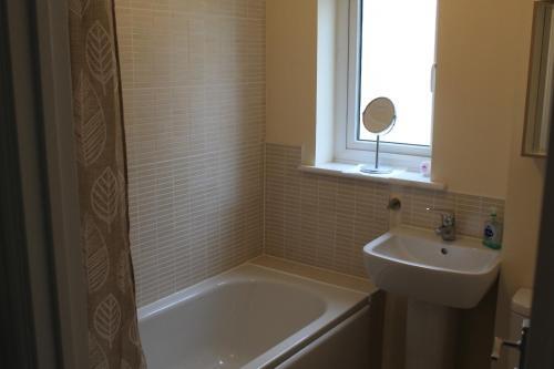Modern 2 Bedroom Home, Free Parking.