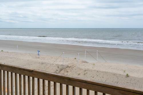 Admiral's Quarters By Oak Island Accommodations