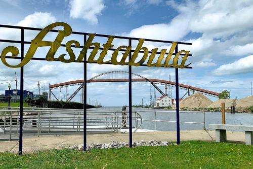 Ashtabula Home Near Walnut Beach And Eateries!