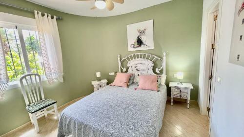 Chalet En Primera L�nea Con 150m2 de Jard�n Privado