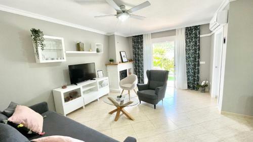 Chalet En Primera L�nea Con 150m2 de Jard�n Privado