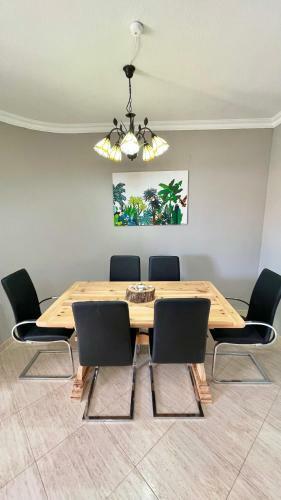 Chalet En Primera L�nea Con 150m2 de Jard�n Privado