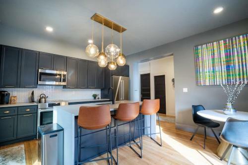 Hotel Luxurious, Huge Historic Mansion Minute From Downtown
