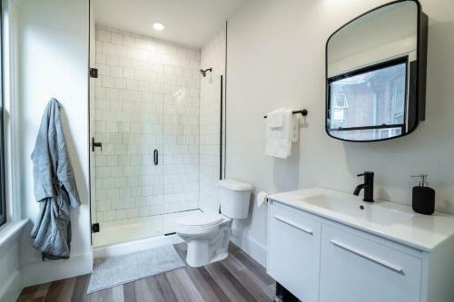 Hotel Luxurious, Huge Historic Mansion Minute From Downtown