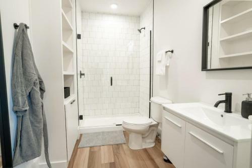 Hotel Luxurious, Huge Historic Mansion Minute From Downtown