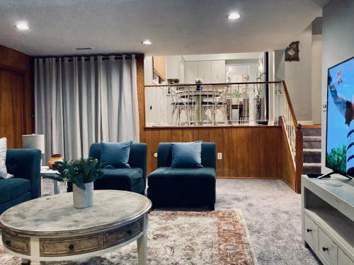 Villa Spacious Residence With Indoor Fireplace And A Large Backyard