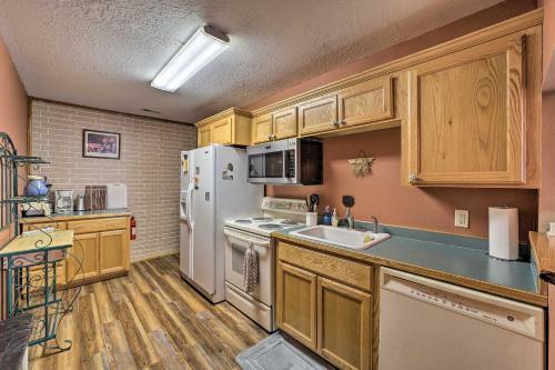 Apartamento Sunset Cove Lakefront Escape With Deck And Yard
