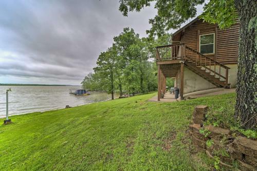 Apartamento Sunset Cove Lakefront Escape With Deck And Yard