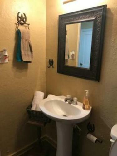 4 Bed Cowboy Home1 Mi Fort Sill- Weekly Rates!