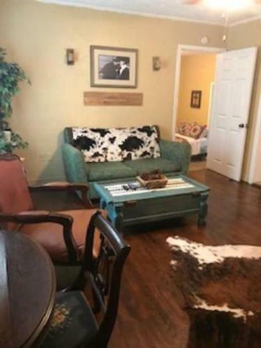 4 Bed Cowboy Home1 Mi Fort Sill- Weekly Rates!