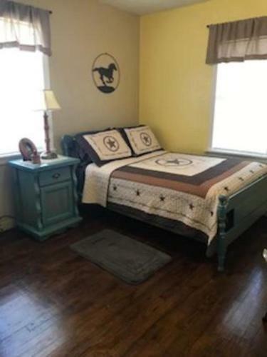4 Bed Cowboy Home1 Mi Fort Sill- Weekly Rates!