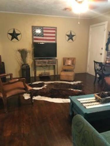 4 Bed Cowboy Home1 Mi Fort Sill- Weekly Rates!