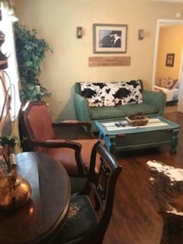 4 Bed Cowboy Home1 Mi Fort Sill- Weekly Rates!