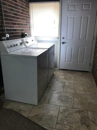 4 Plus Bed Home-groceries At Corner-ez 1 Mile To Post!