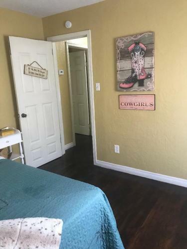4 Plus Bed Home-groceries At Corner-ez 1 Mile To Post!