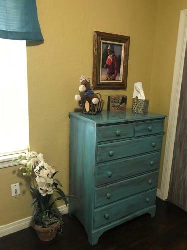 4 Plus Bed Home-groceries At Corner-ez 1 Mile To Post!