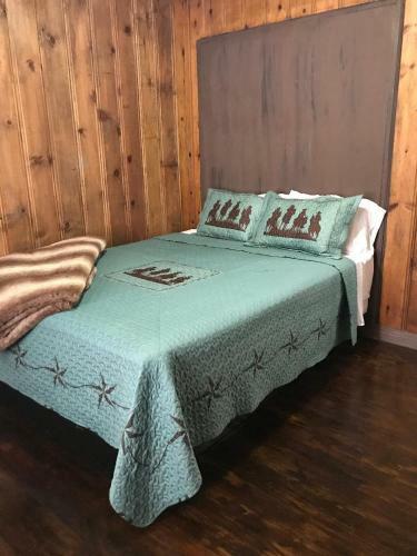 4 Plus Bed Home-groceries At Corner-ez 1 Mile To Post!