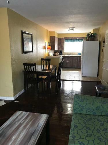 4 Plus Bed Home-groceries At Corner-ez 1 Mile To Post!