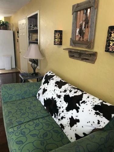 4 Plus Bed Home-groceries At Corner-ez 1 Mile To Post!