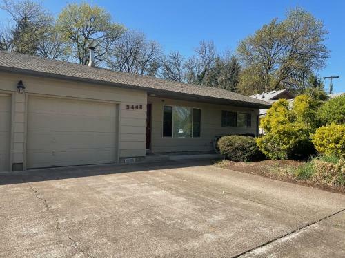 Cheerful Two Bedroom With Wifi, Parking & Patio