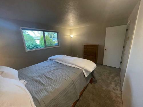 Cheerful Two Bedroom With Wifi, Parking & Patio
