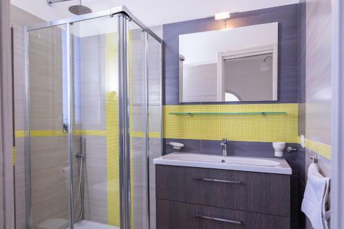 Wonderful Emerald And Gold Apartments With Parking