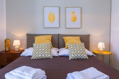 Wonderful Emerald And Gold Apartments With Parking