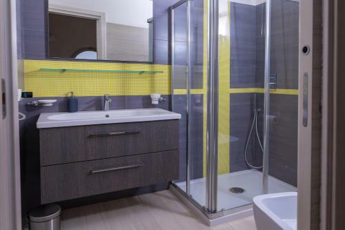 Wonderful Emerald And Gold Apartments With Parking