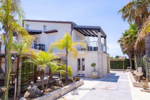 Wonderful Emerald And Gold Apartments With Parking